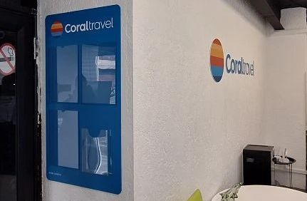 Изготовление логотипа и навигационного стенда для офиса «Coral travel» на Тверской-Ямской