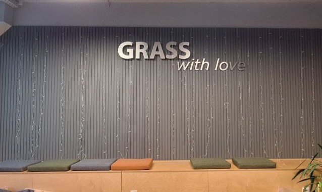 Металл, зеркало и аккуратная геометрия для офиса “Grass”